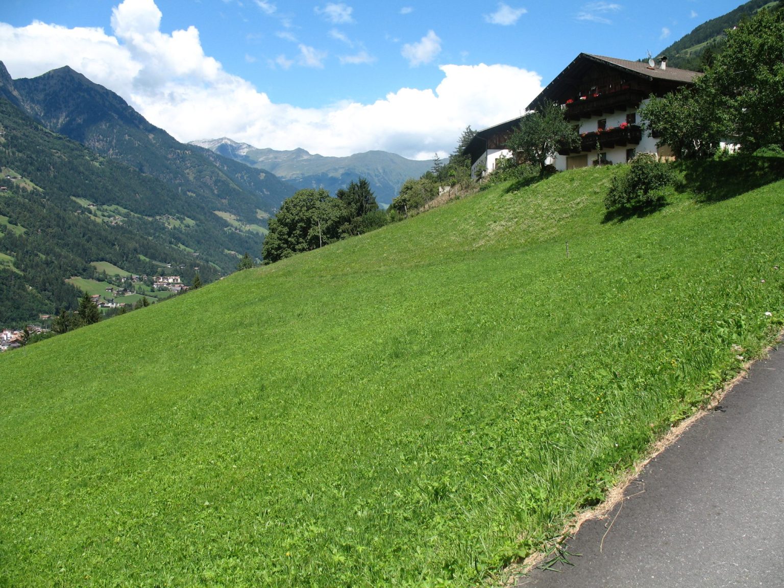 Ab Saltaus im Passeiertal führt der Weg steil aufwärts zum Weiler Verdins
