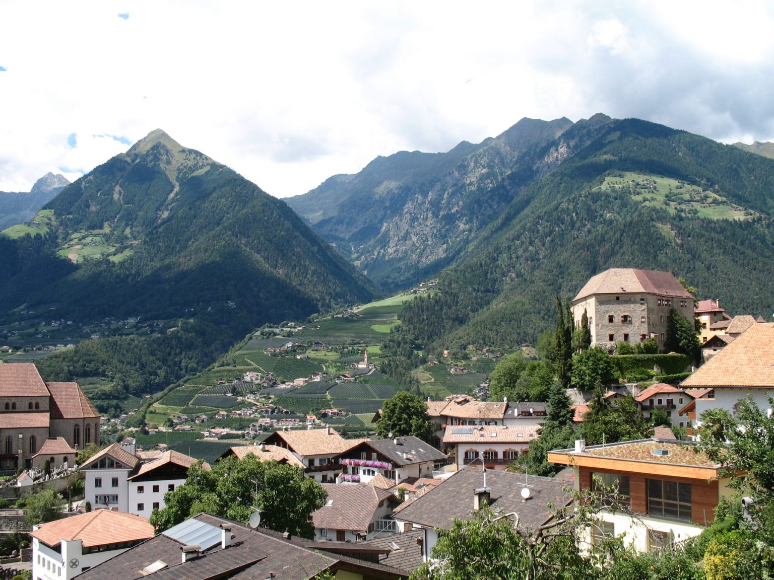 Blick auf Schloss Schenna mit Dorf Tirol und der Mutspitze im Hintergrund