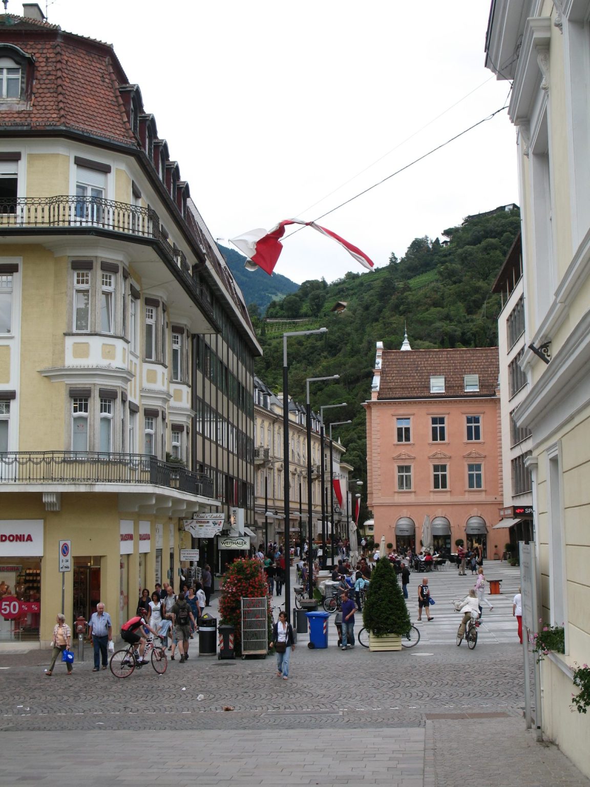 Blick auf eine der Gassen von Meran vor Beginn des Stadtfestes