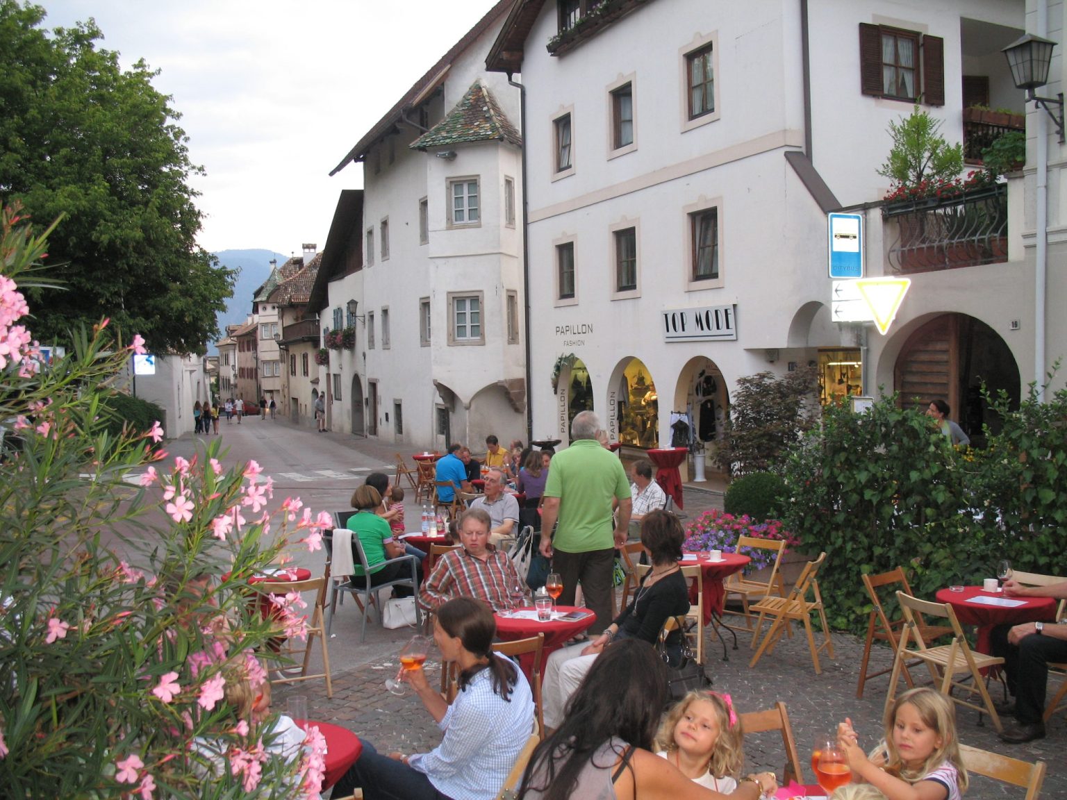 Die Gassen von Eppen verwandeln sich am Mittwoch Abend in eine angenehme Flaniermeile