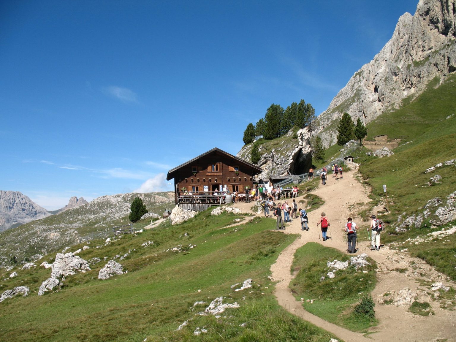 Die Almhütte Sandro Pertini auf dem Weg in Richtung Plattkofel-Schutzhaus