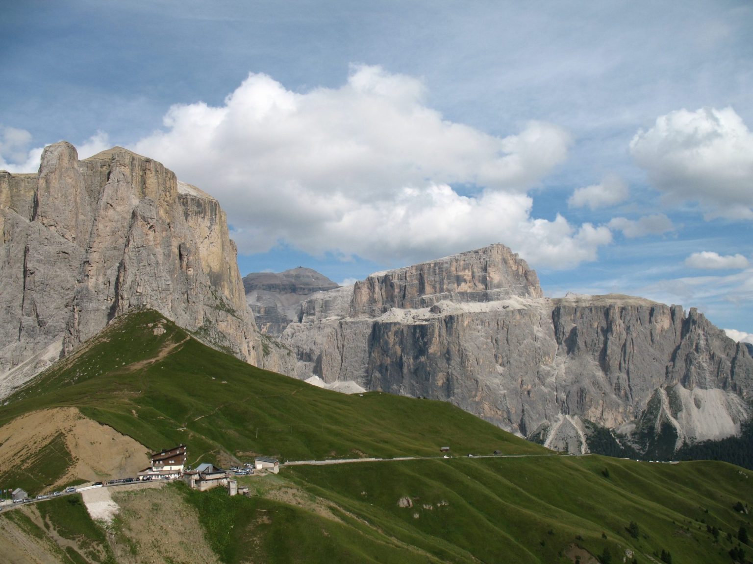 Das Sellajoch mit dem Sellastock im Hintergrund
