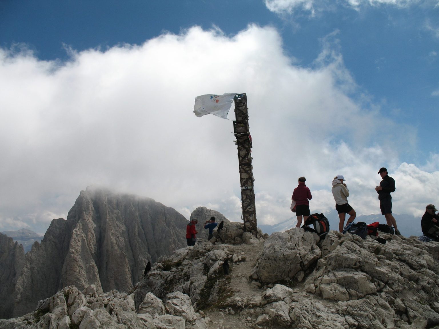 Der Gipfel des Plattkofel (2598 m) mit Gebetsfahne