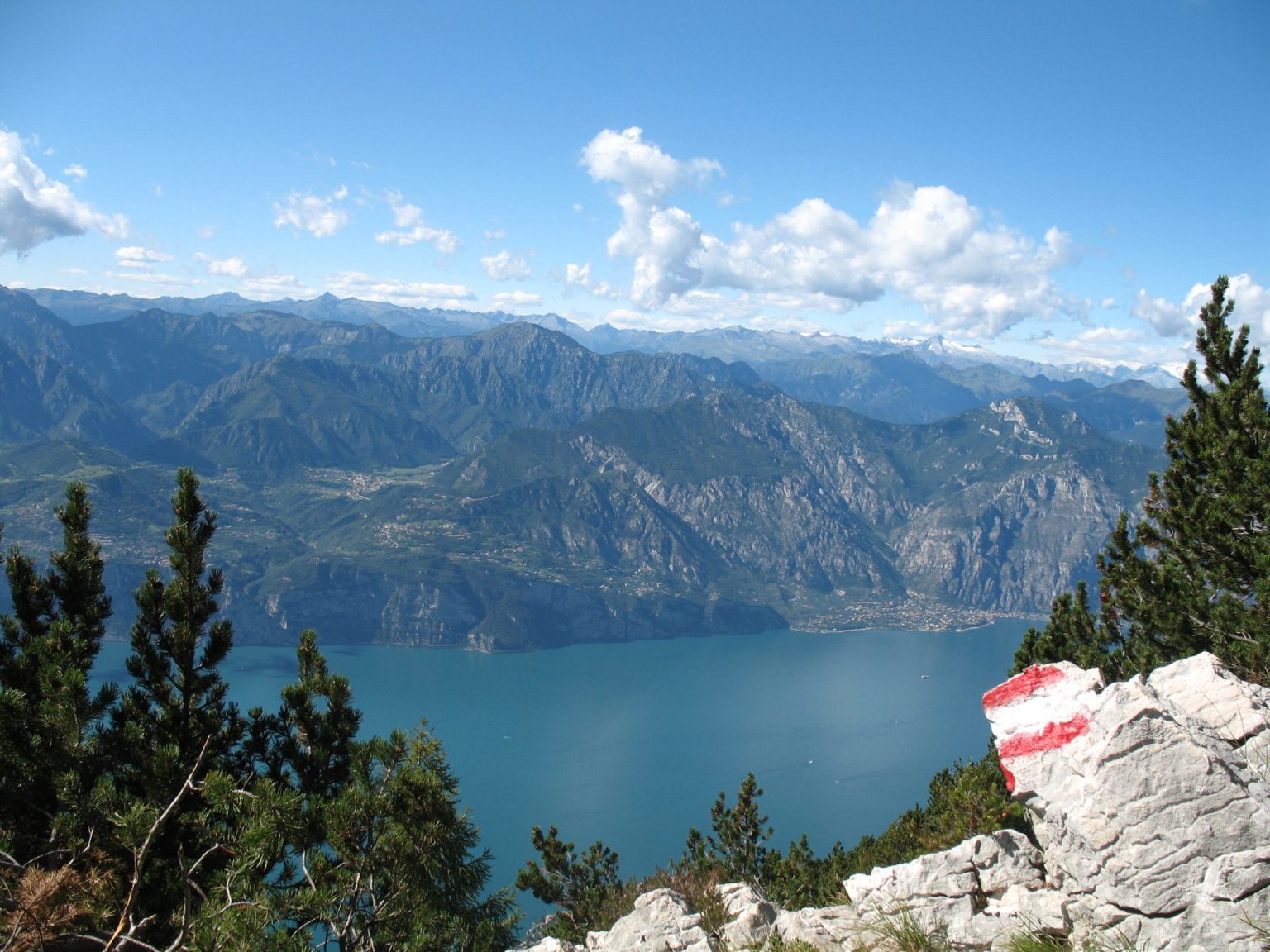 Blick auf den nördlichen Teil des Gardasees beim Abstieg