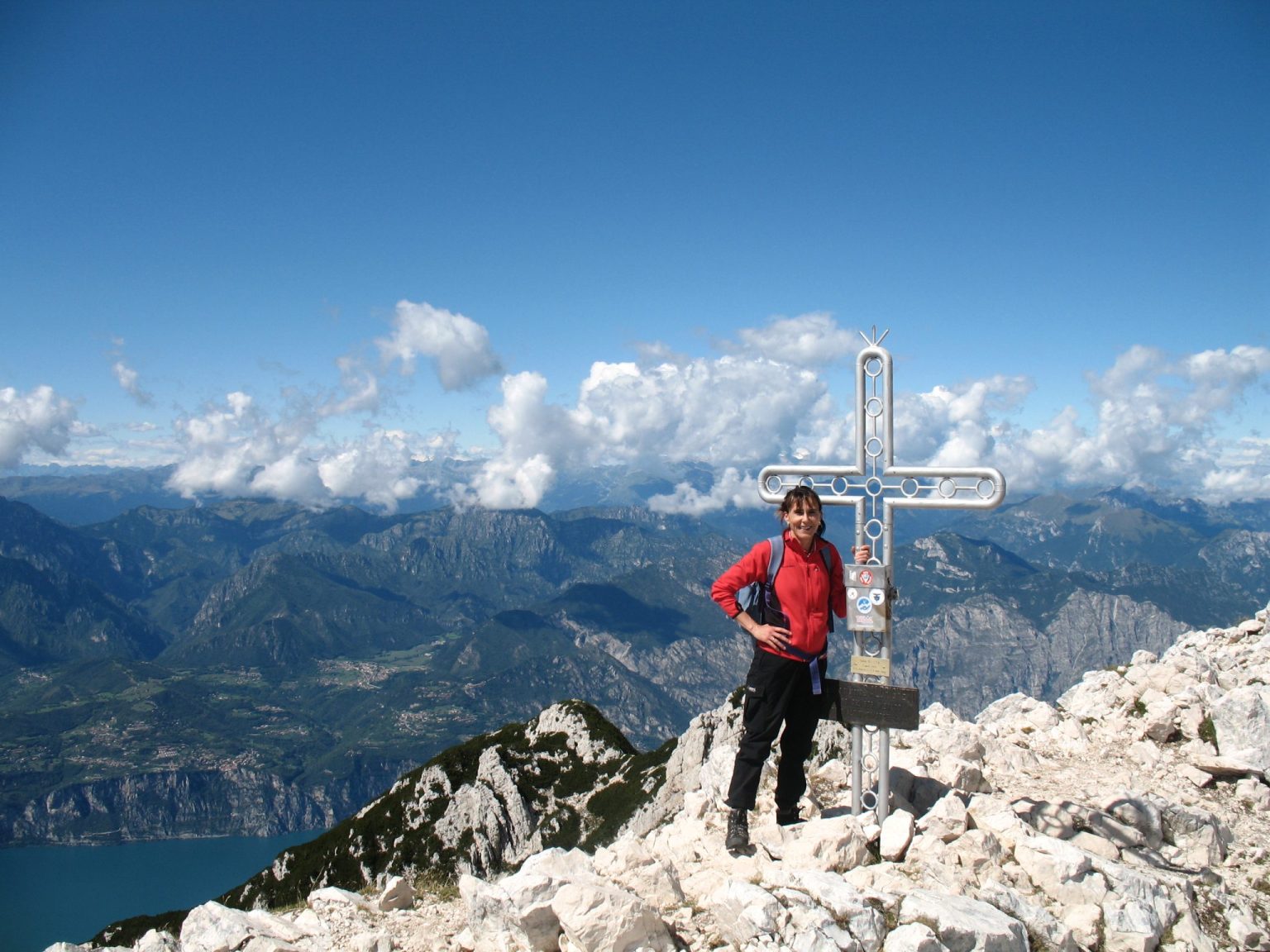 Gipfelkreuz auf der Cima Valdritta mit Blick auf die Brentagruppe im Norden und den Gardasee