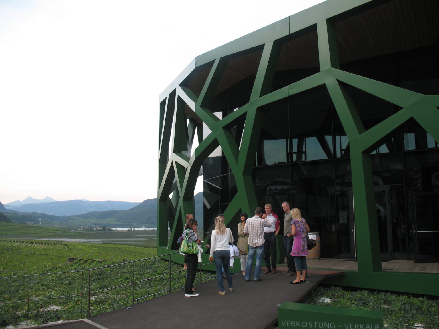 Eingangsbereich zum Probelokal der Kellerei Tramin