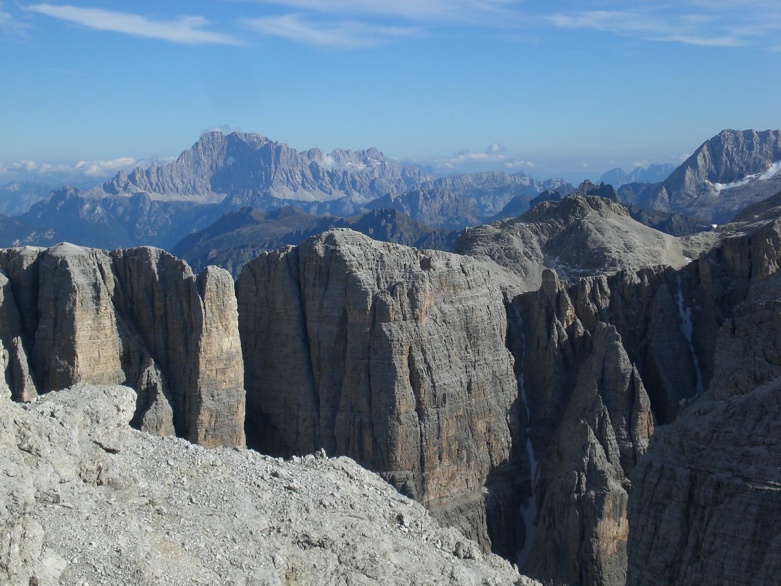 Blick auf die östlichen Ausläufer des Sellamassivs von der Pisciadu Hütte