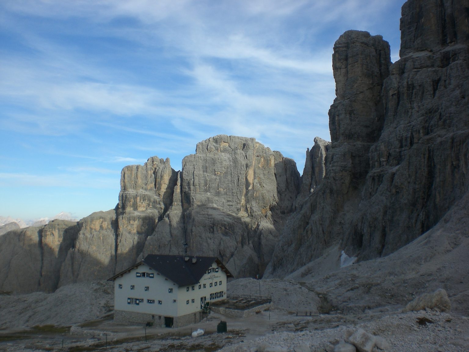 Pisciadu Hütte (2.585m) mit Bergsee