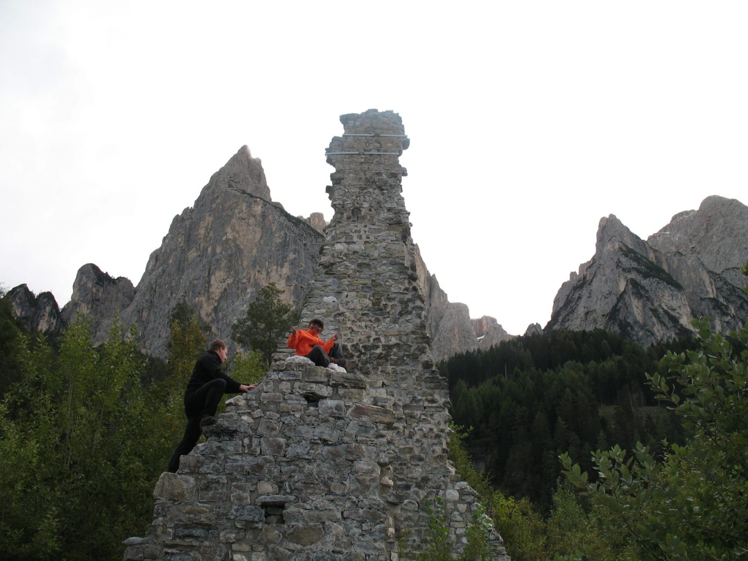 Burgruine Salegg mit der Santnerspitze des Schlernmassivs im Hintergrund