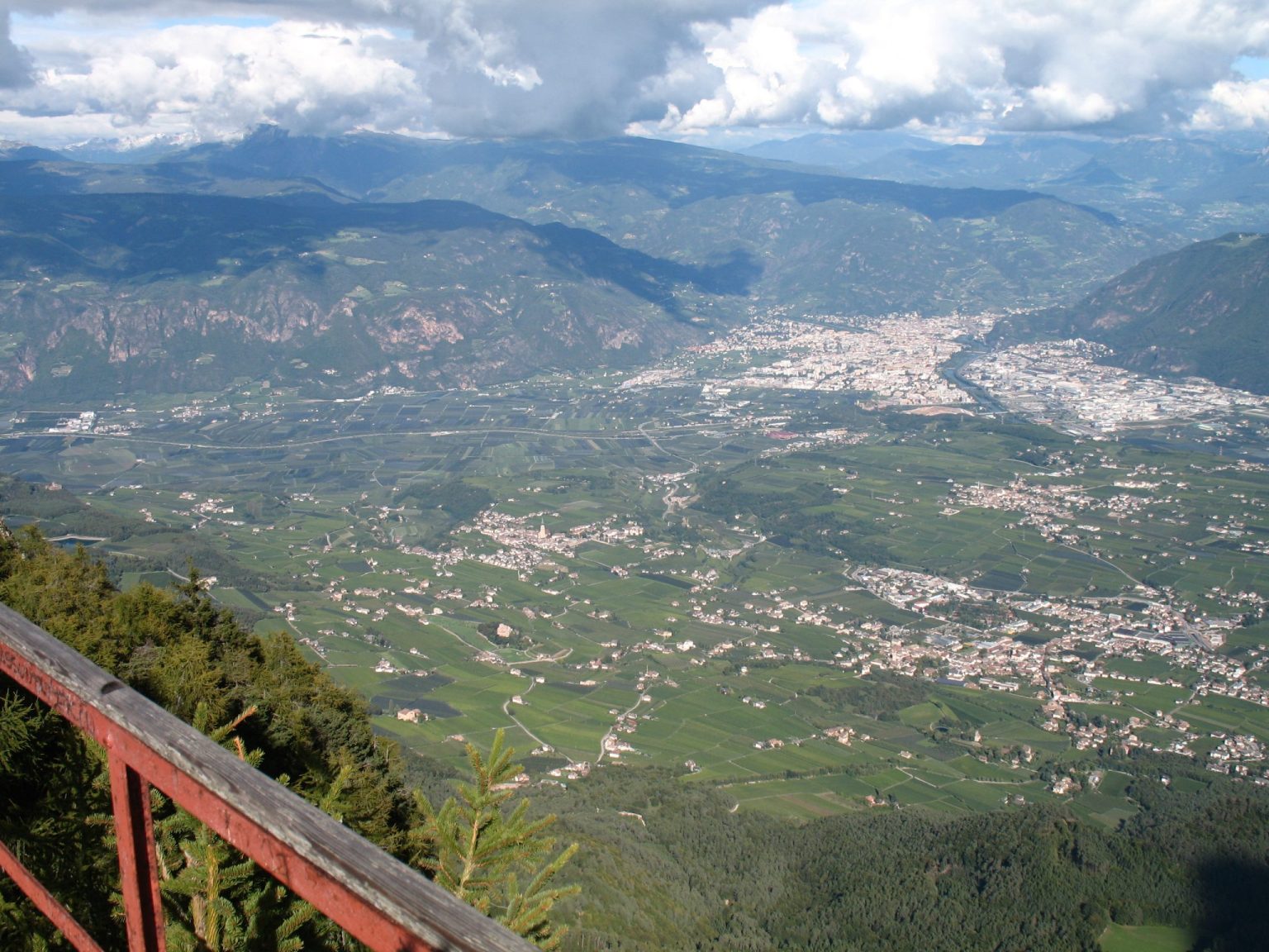 Blick vom Aussichtsturm auf das Gemeindegebiet von Eppan und die Stadt Bozen im Hintergrund