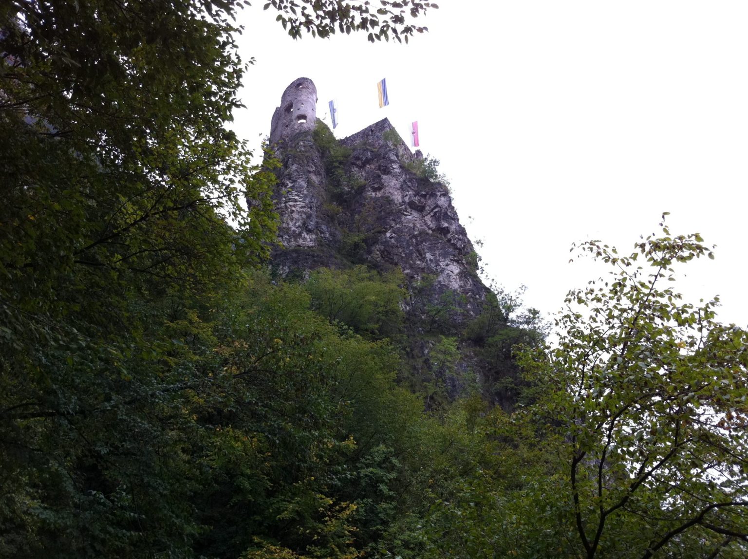 Die Haderburg liegt in schwindeleregender Höhe und ist trotzdem sehr gemütlich zu Fuss zu erreichen 
