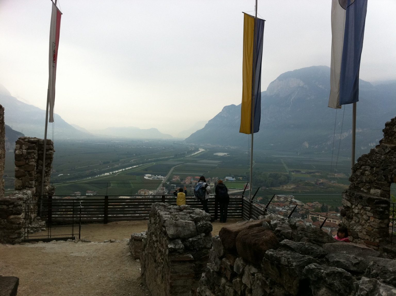 Blick vom oberen Teil der Burg Richtung Norden auf Salurn und Kaltern