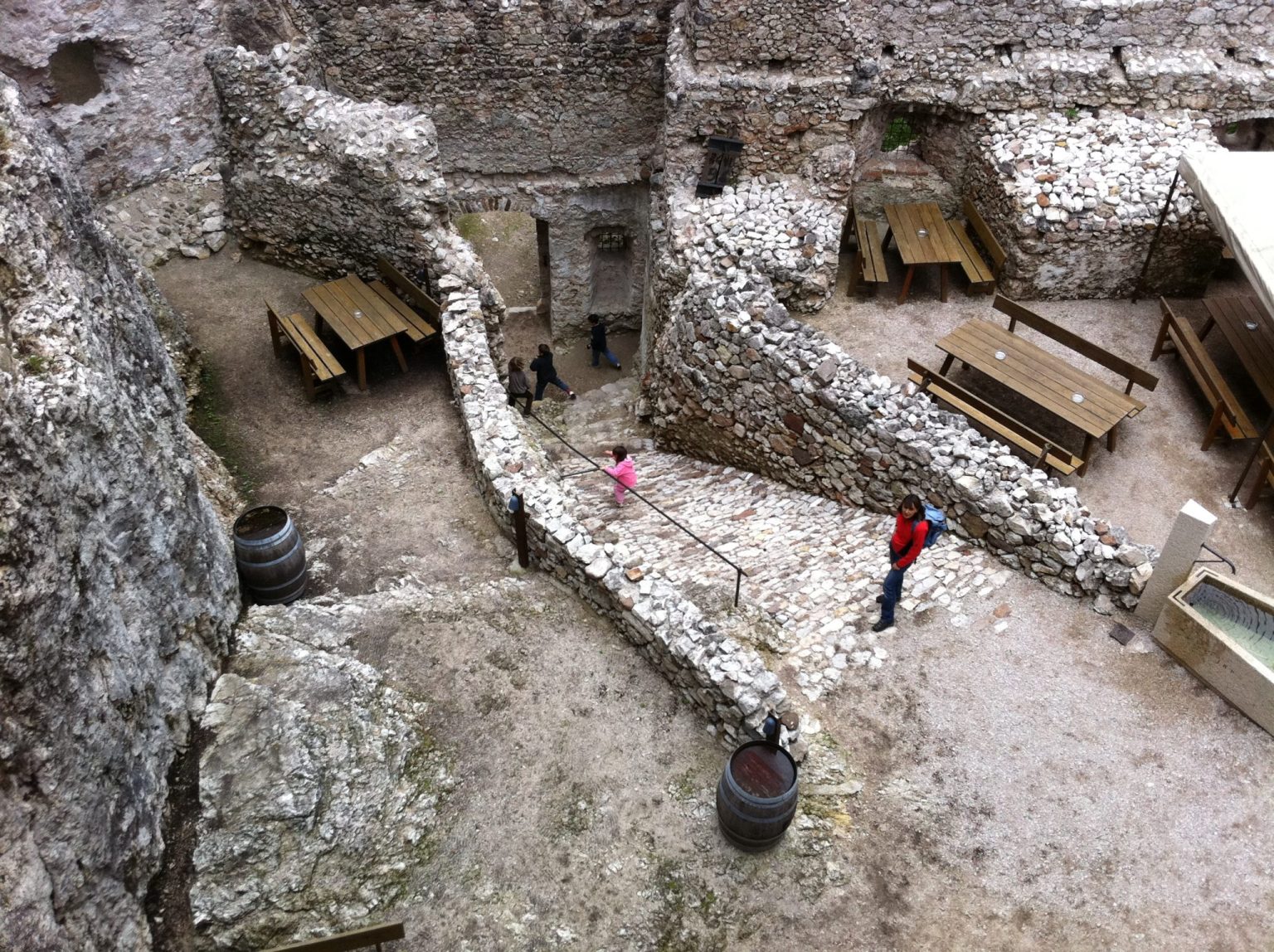 Innenhof der Haderburg mit der Burgschenke