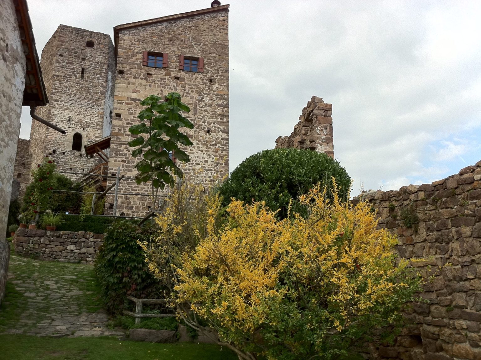 Innenhof von Schloss Hocheppan mit dem 5-eckigen Turm