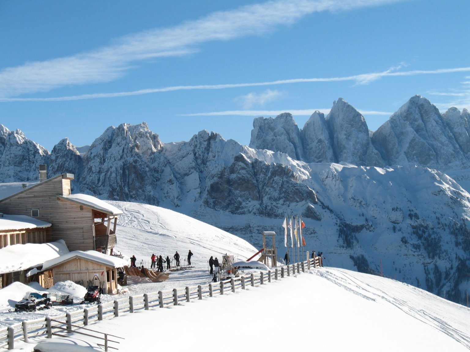 Die Rossalm im Skigebiet Plose mit Blick auf die Villnösser Geislerspitzen
