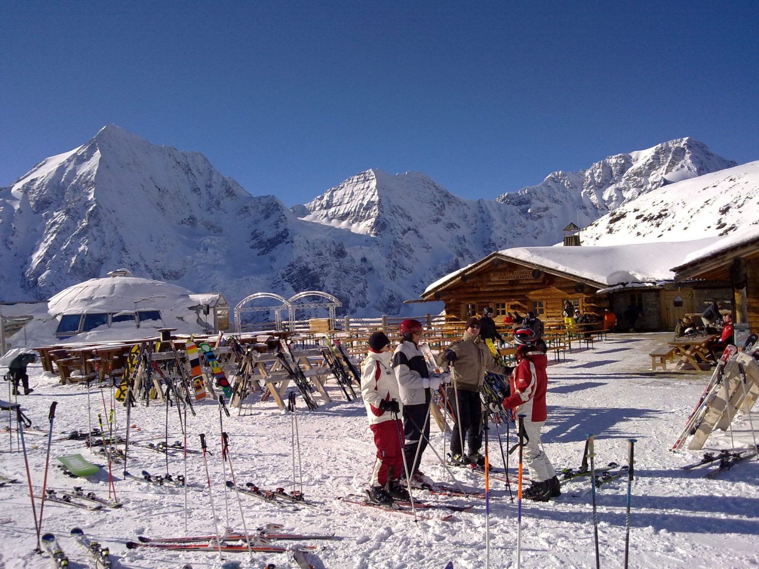 Einkehrschwung auf der Madritschhütte mit der Königspitze, dem Zebrù und dem Ortler im Hintergrund