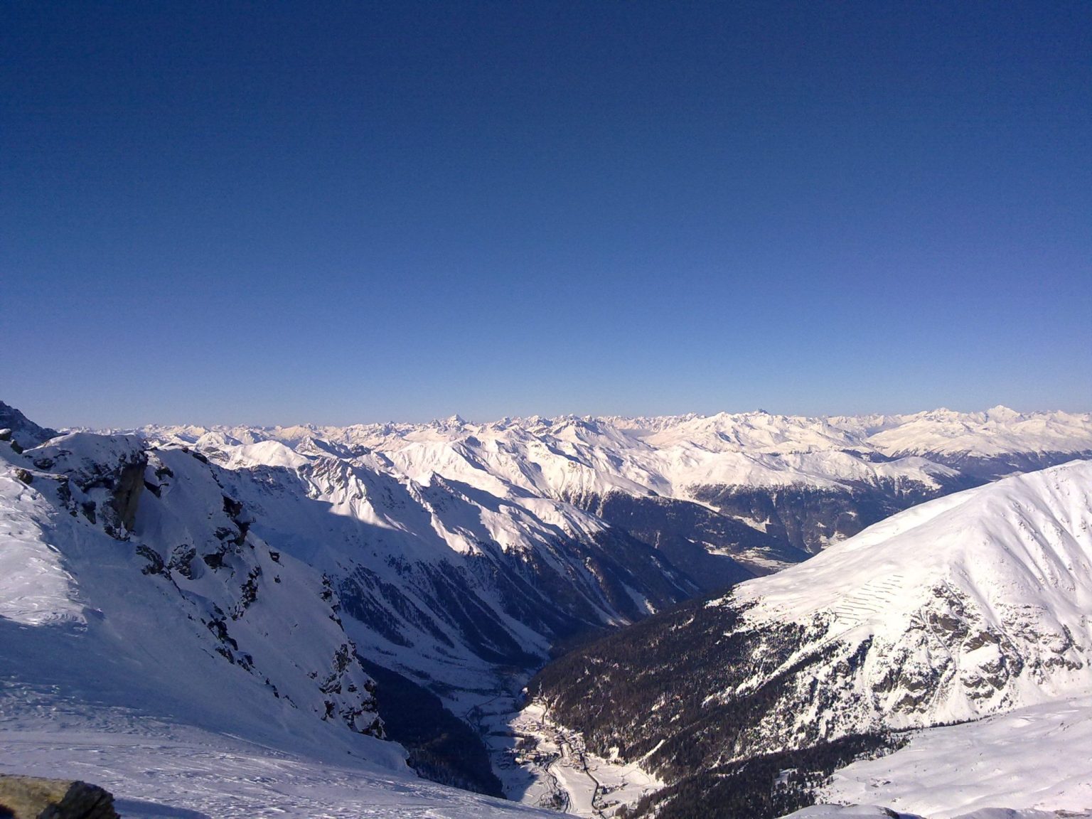 Blick gegen Norden auf Sulden und den Alpenhauptkamm