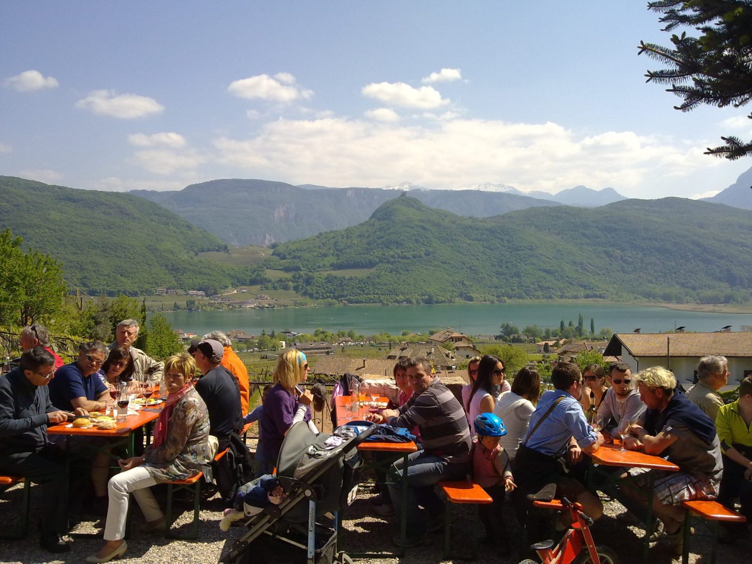 Blick auf den Kalterer See mit der Leuchtenburg im Hintergrund