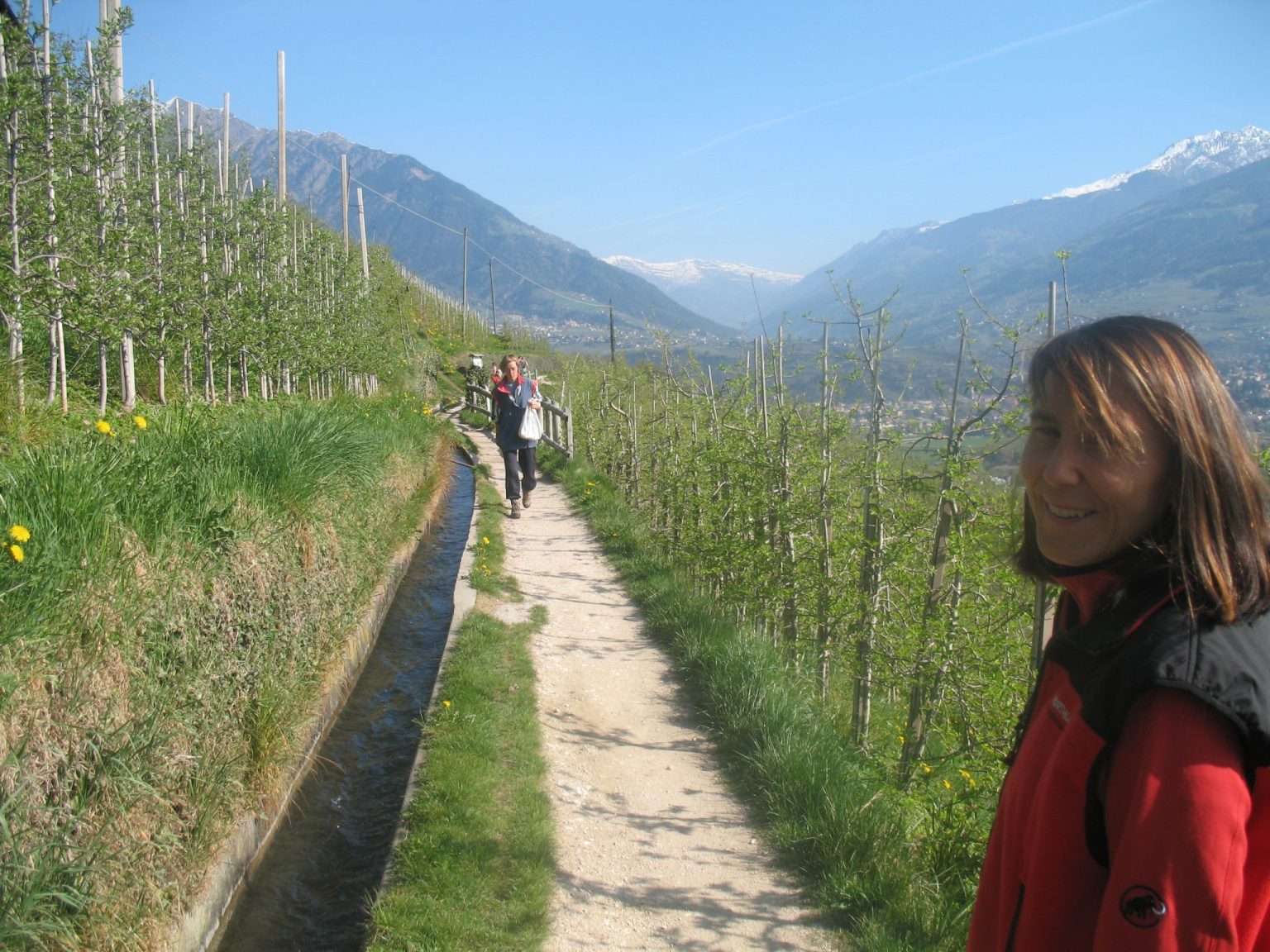 Wandern entlang des Marlinger Waalweges bei Meran