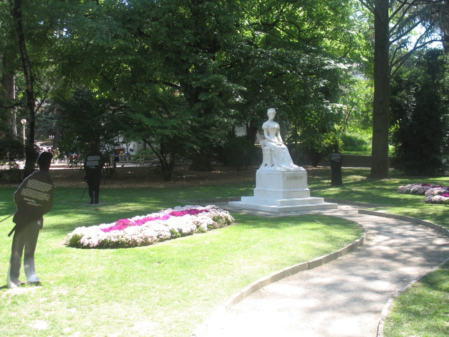 Der an die Kurpromenade angrenzende Park mit der Sissi-Statue