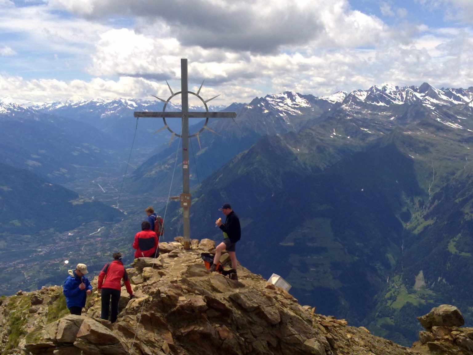 Das Gipfelkreuz des Hirzer am Anfang des Passeiertales mit Blick auf Meran
