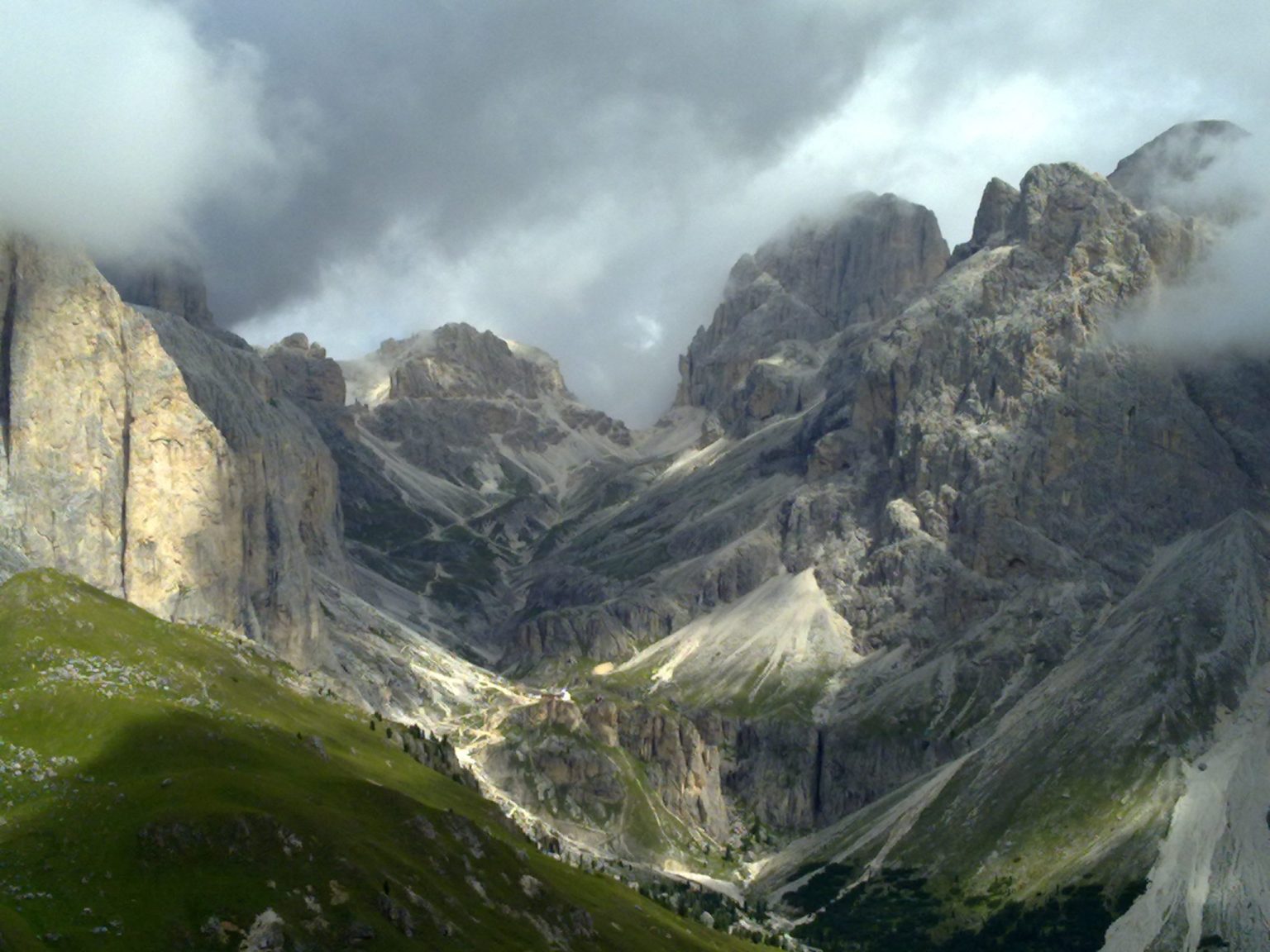Impossante Bergkulisse hinauf zum Grassleitenpass