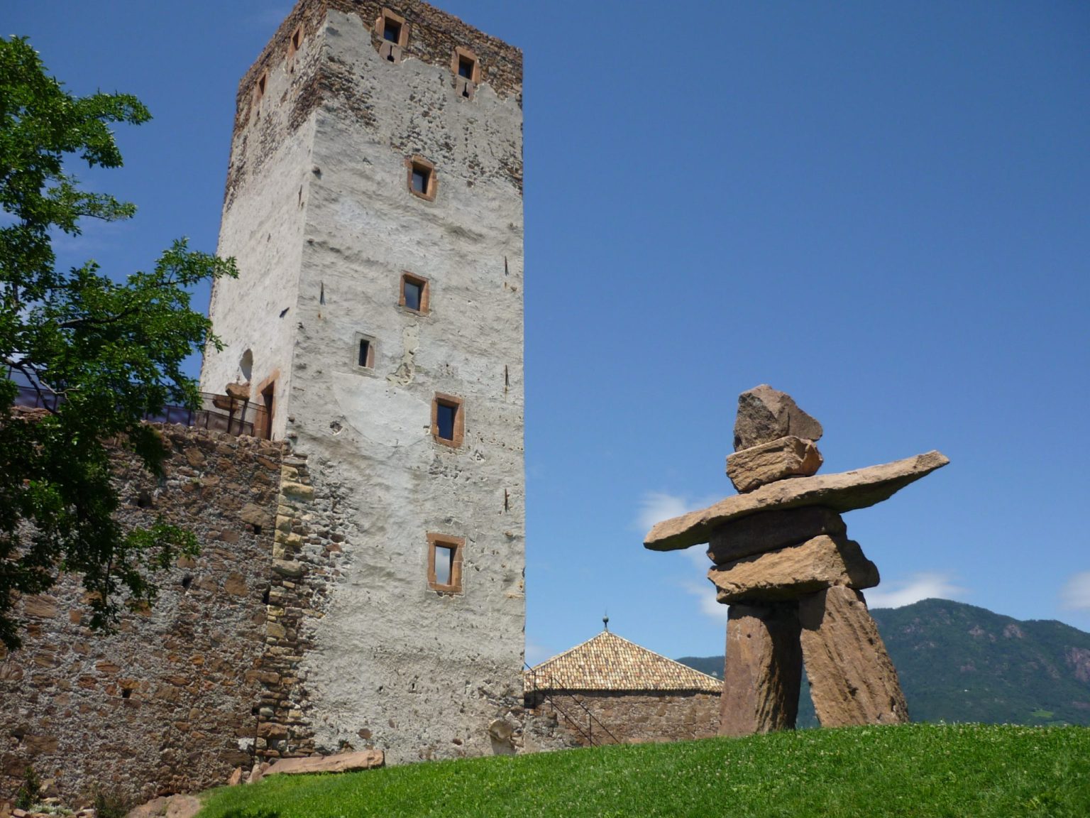 Hauptfried mit Skuptur