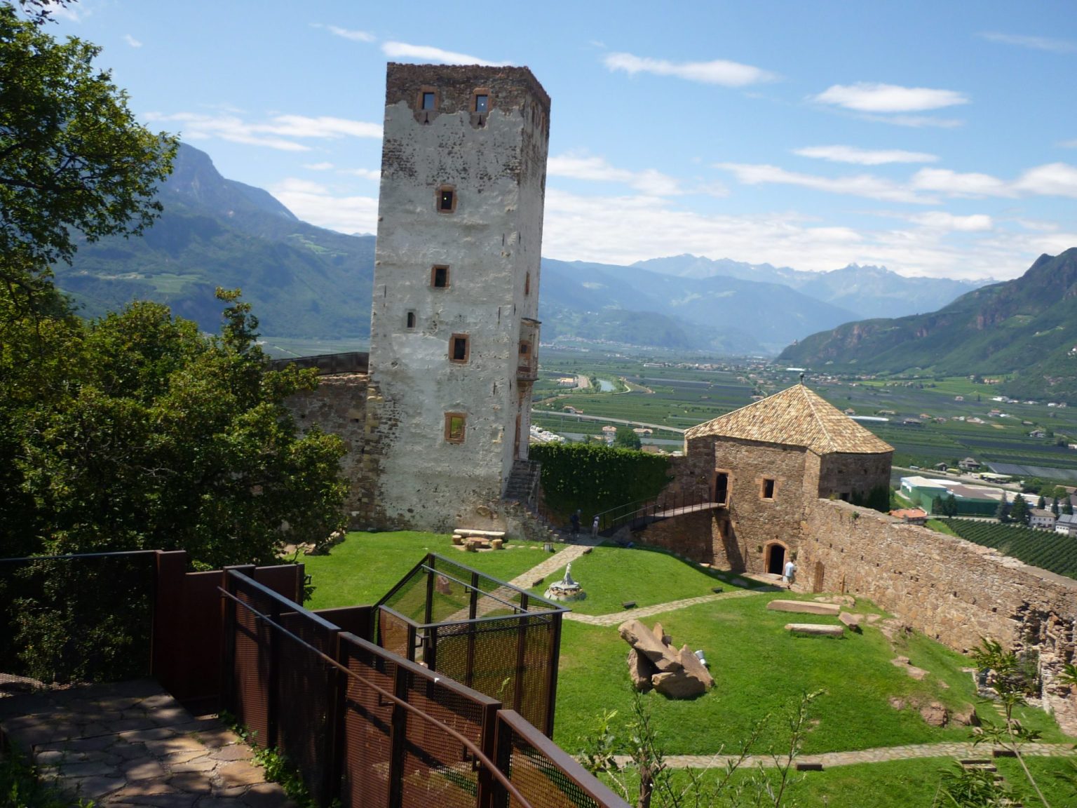Der Innenhof von Schloss Sigmundskron mit Blick auf das Etschtal bis nach Meran