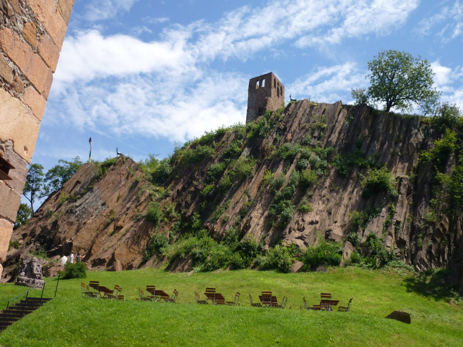 Innenhof von Schloss Sigmundskron vor markantem Porphyrgestein